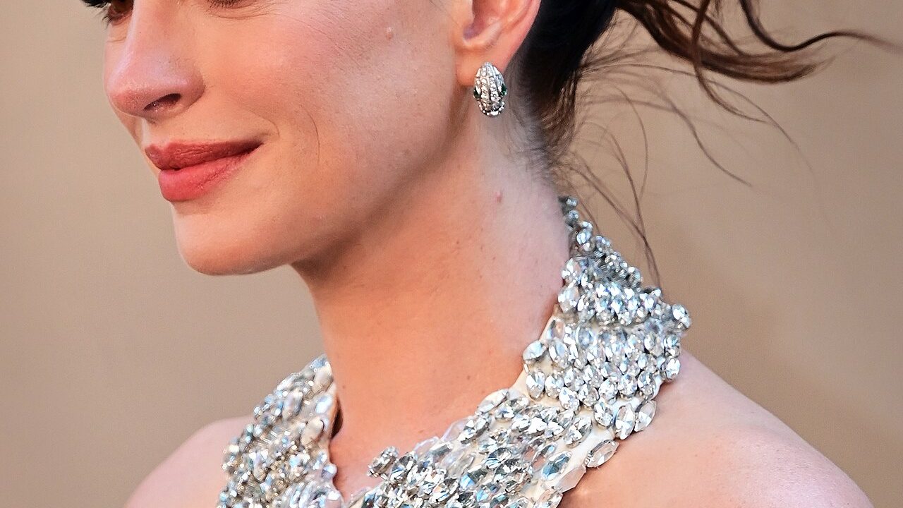 Anne Hathaway biography profile photo