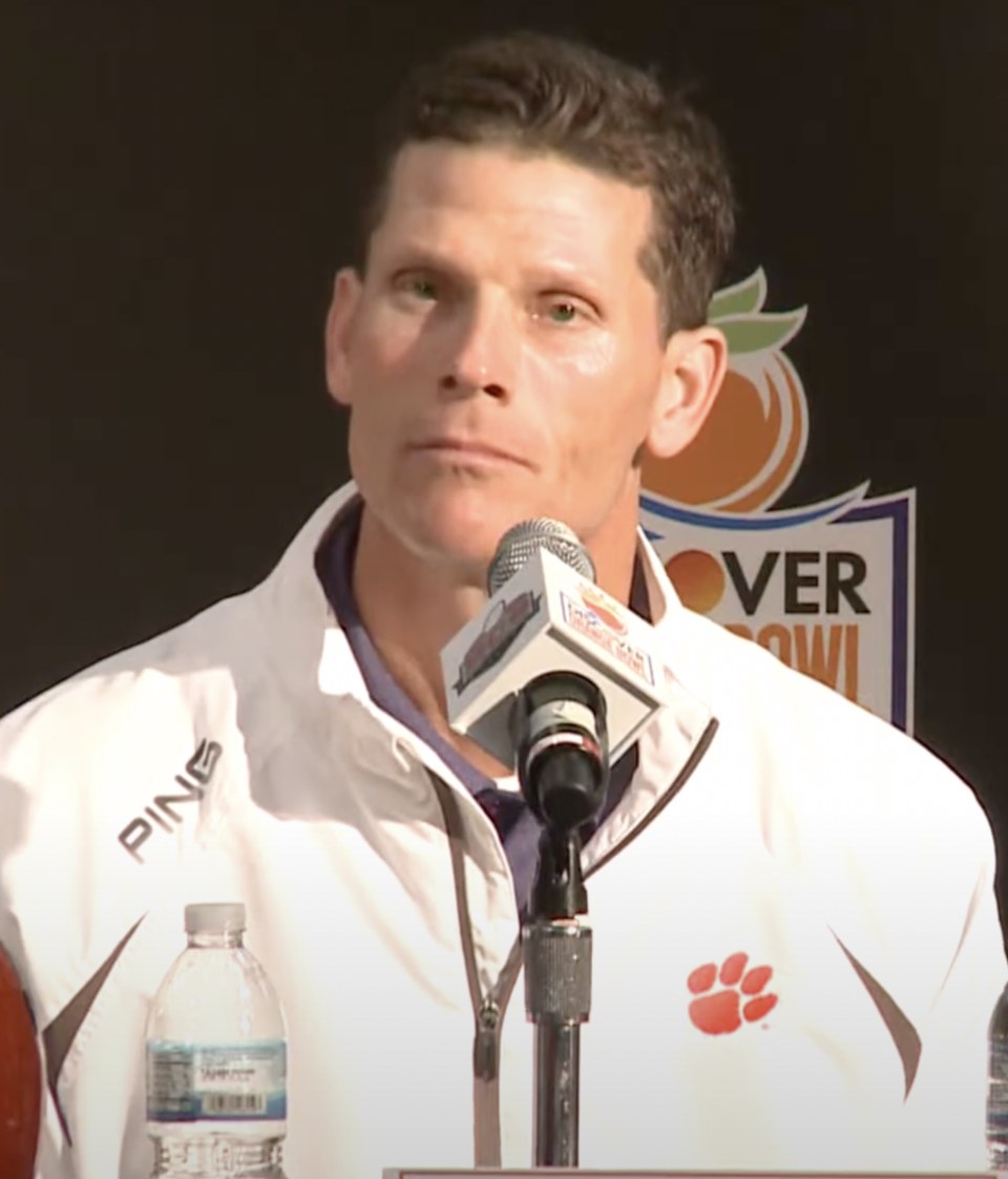 Brent Venables coaching Oklahoma football on the sideline