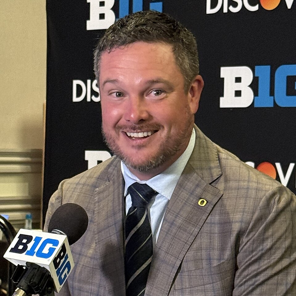 Dan Lanning coaching Oregon football on the sideline