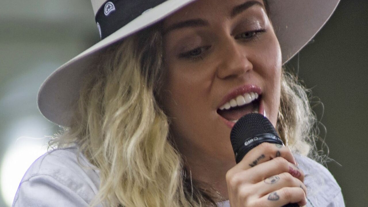 Miley Cyrus relationship and dating profile photo