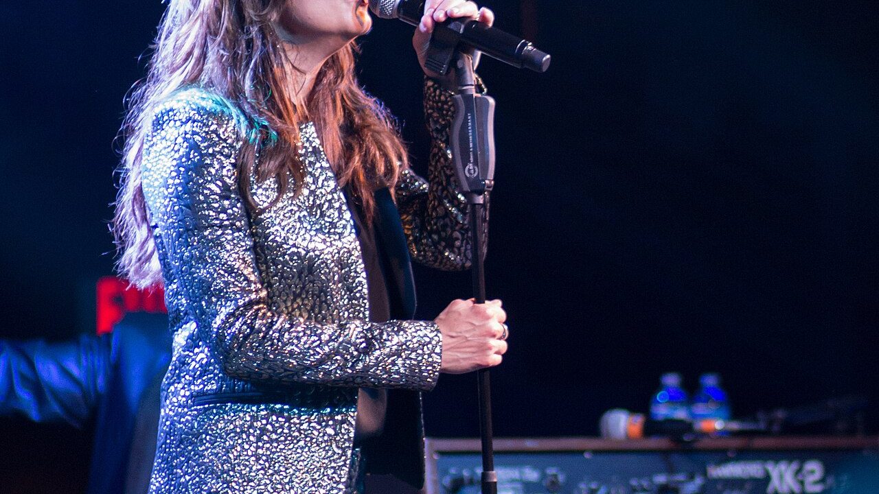 Martina McBride biography profile photo
