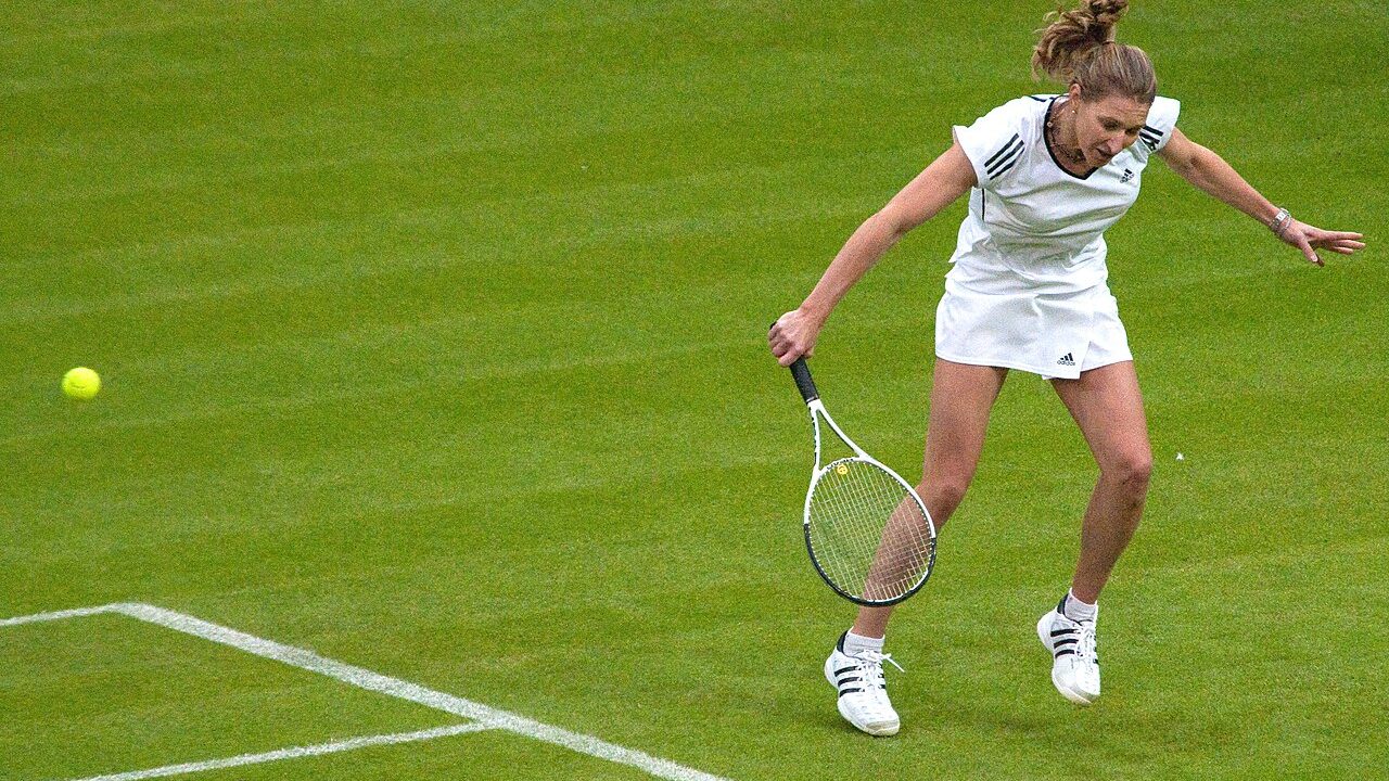 Steffi Graf biography profile photo