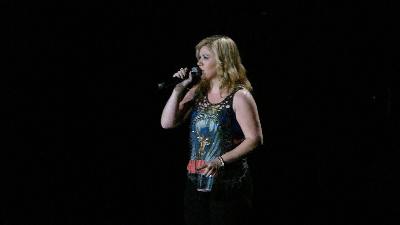 Kelly Clarkson then and now profile photo
