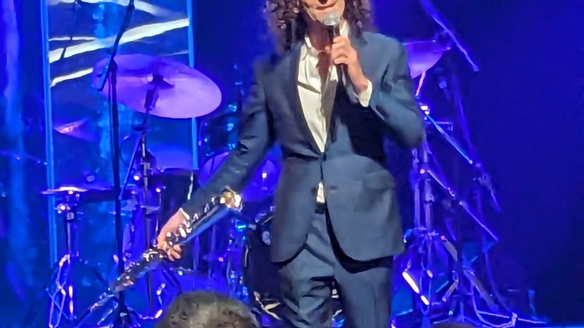 Kenny G playing saxophone