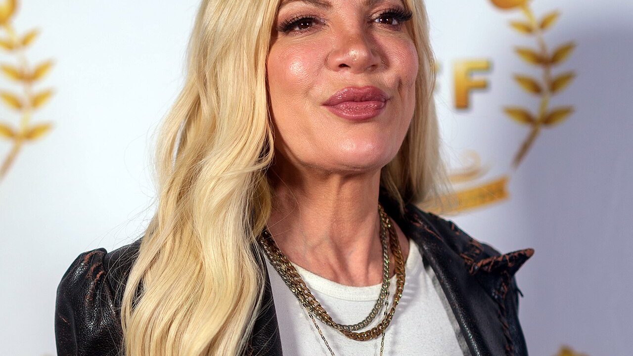 Tori Spelling then and now profile photo