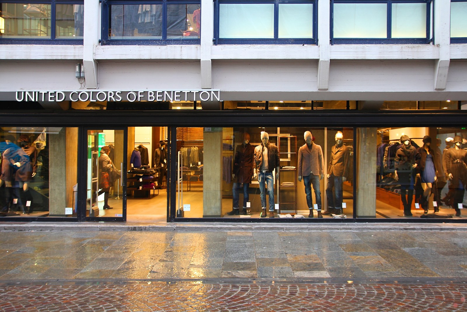 Thematic illustration: a beachside boutique storefront