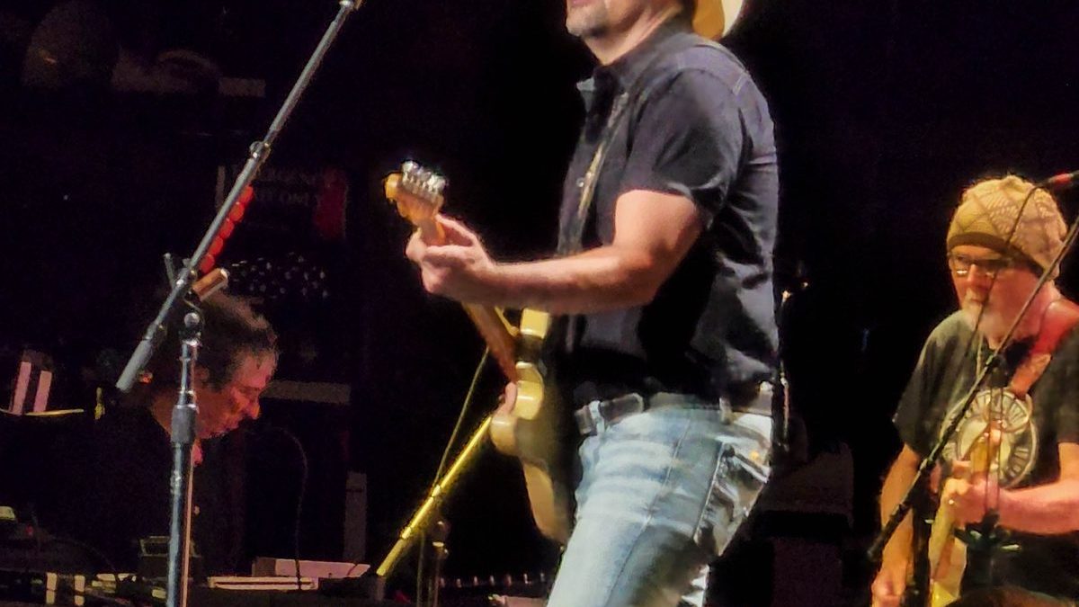 Brad Paisley, married to Kimberly Williams-Paisley since 2003