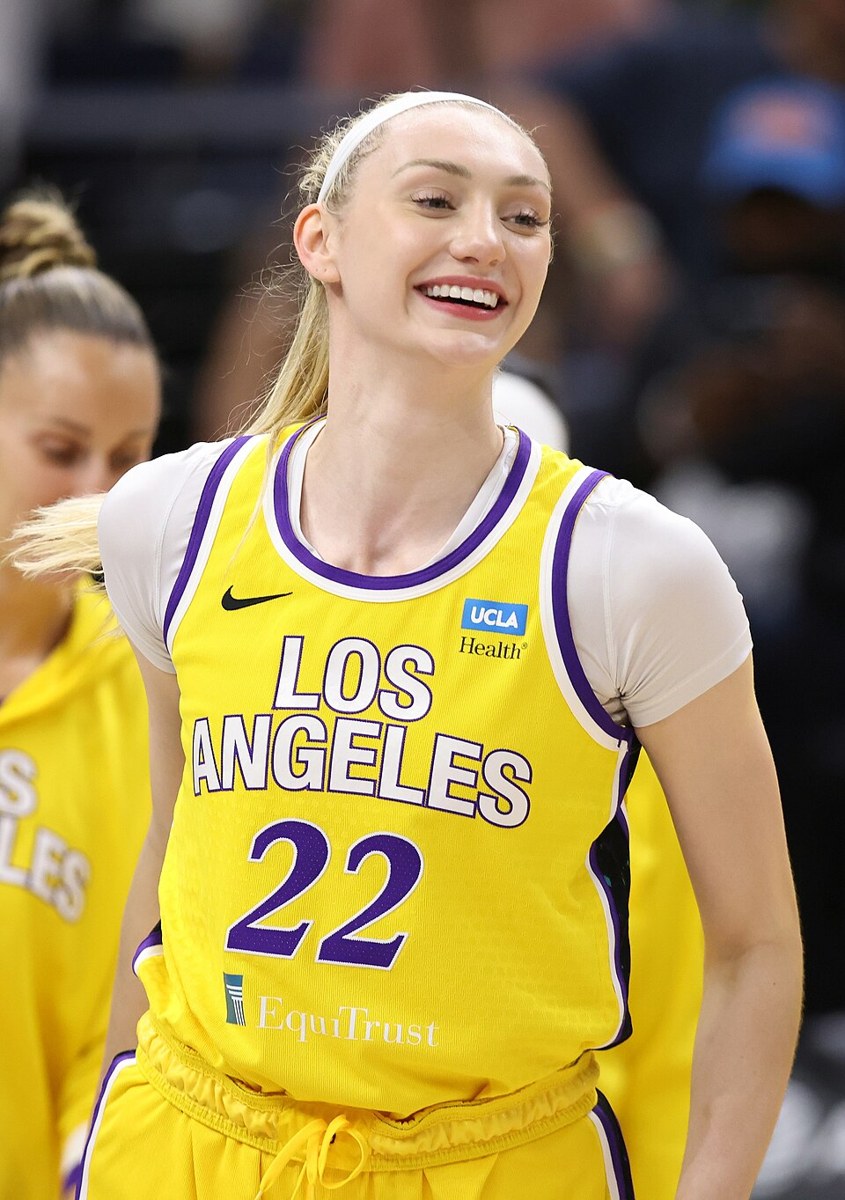 Cameron Brink playing basketball for Stanford