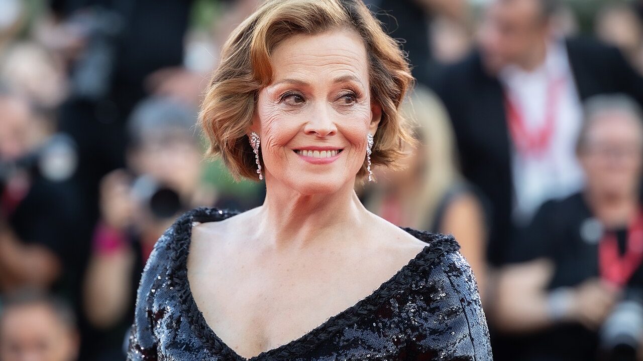 Sigourney Weaver relationship and dating profile photo